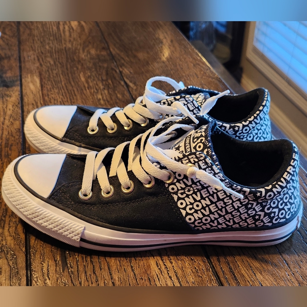 Womens size 8 Converse Chuck Taylor All Stars, excellent used condition!